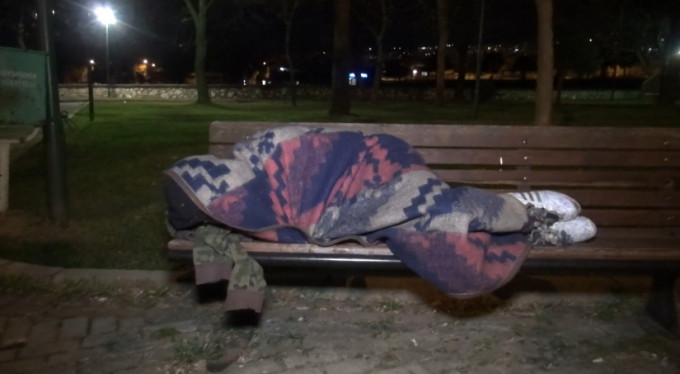 Genç kadın yeni yıla bankta girdi