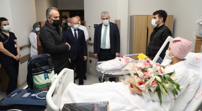 Başkan Aktaş'tan yılın son ve ilk bebeklerine ziyaret