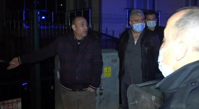 Sigara içip, yangını izlemek için ısrarcı olunca ceza yedi