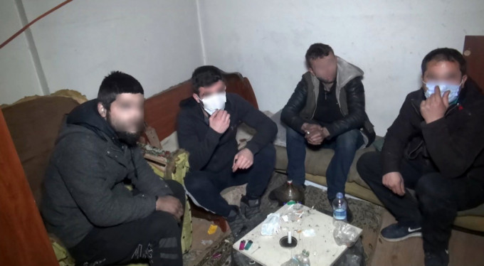 Bursa'da kısıtlamada uyuşturucu partisine polis baskını