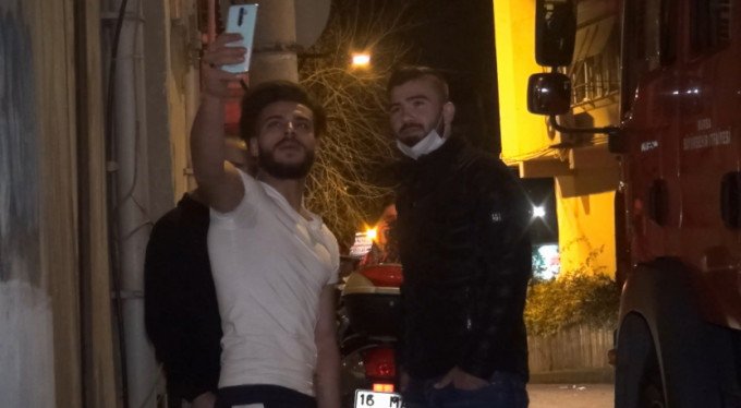 Bursa'da evi yanarken canlı yayın yaptı