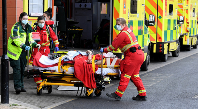 İngiltere'de günlük vaka sayısı rekor tazeledi