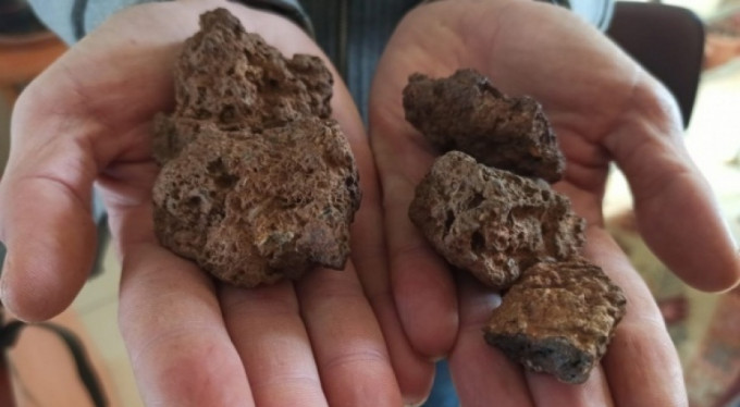 Tarlasında bulduğu taşları 50 bin dolara satıyor