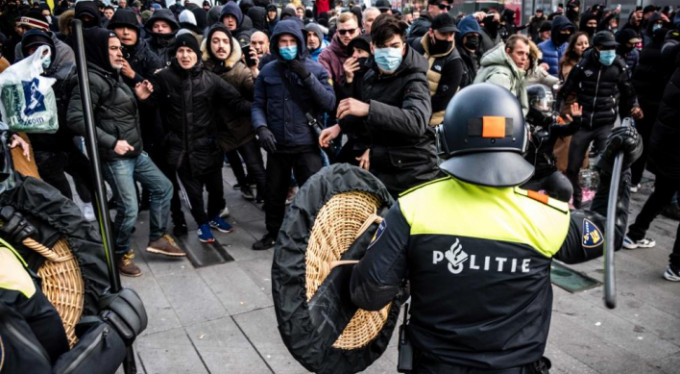 Hollanda'da Covid-19 protestosu
