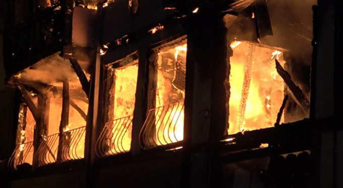 200 yıllık bina cayır cayır yandı