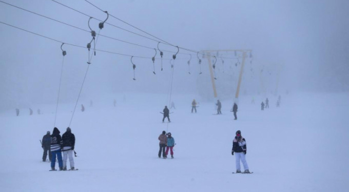 Uludağ'da sis ve tipi kayakçıları durduramadı