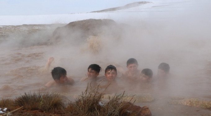 Dondurucu soğukta doğal jakuzi keyfi