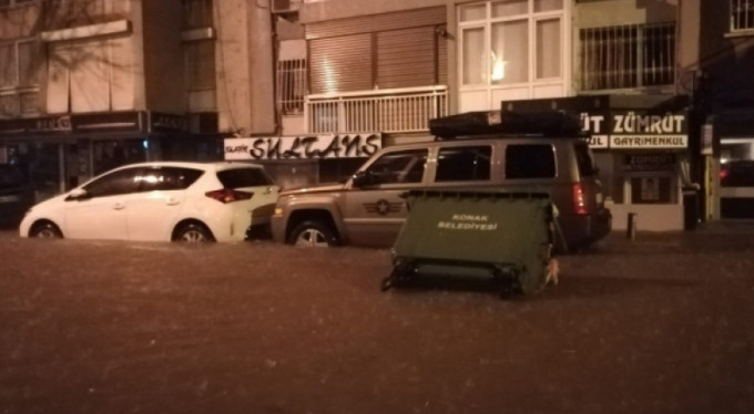 İzmir'i sel vurdu