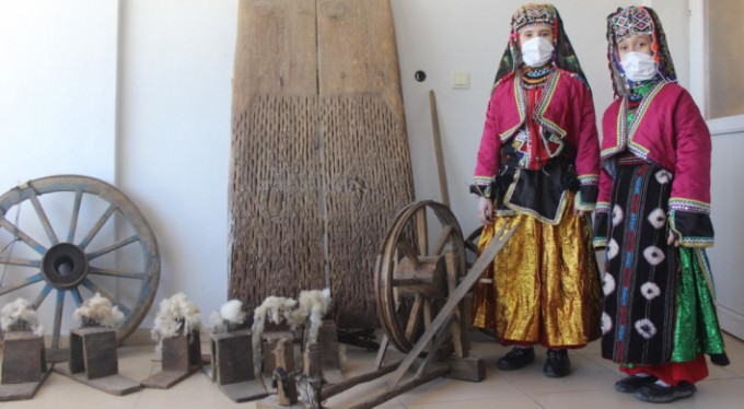 Aralarında para toplayıp köye müze kurdular