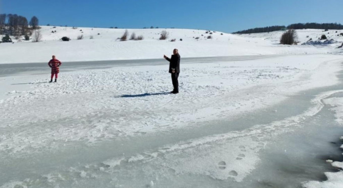 Yürüyerek gölü geçtiler..!