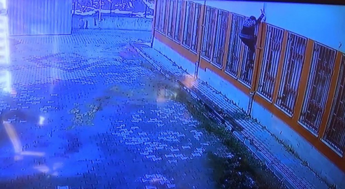 Paraları alıp örümcek adam gibi kaçtılar