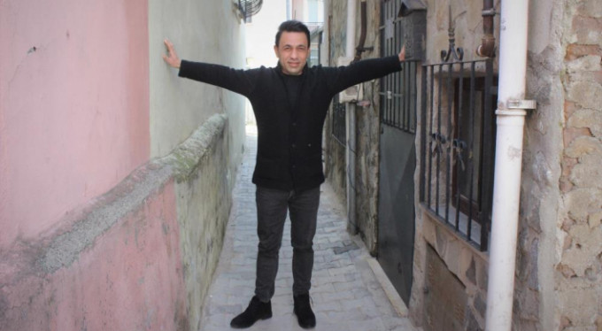 İki kişi yan yana geçemez..!