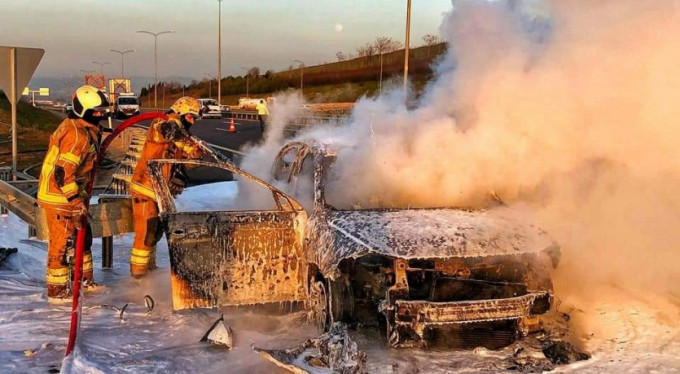 Bursa'da otomobil alev alev yandı