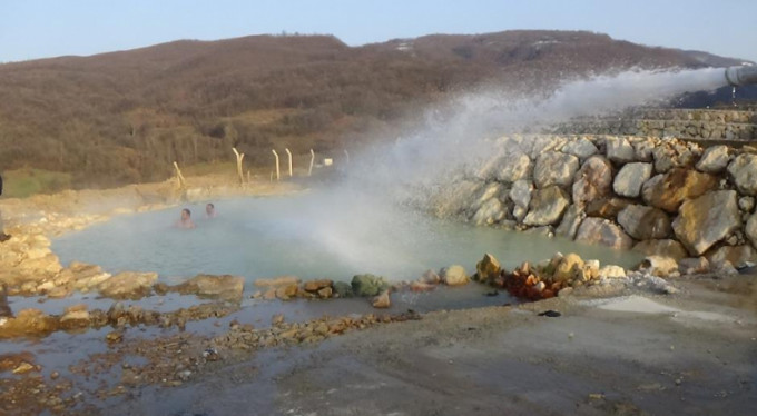 Bursa'da açıkhavada sıcak havuz keyfi
