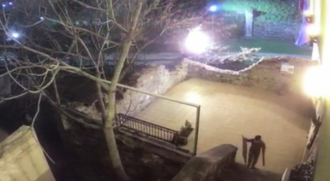 Tarihi köprü hırsızları kameraya yakalandı