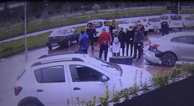 Kamyon lastiği fırlayıp park halindeki otomobile böyle çarptı