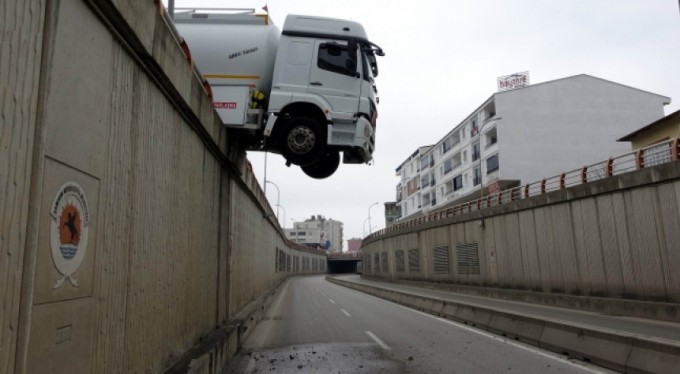 Tanker geçidin üzerinde asılı kaldı