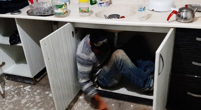 Kumar baskınında mutfak dolabının içinden çıktı