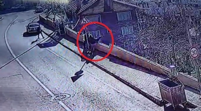 Kahraman yüzbaşı genç kızı böyle kurtardı