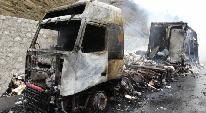 600 bin liralık pamuk, tırla birlikte alev alev yandı