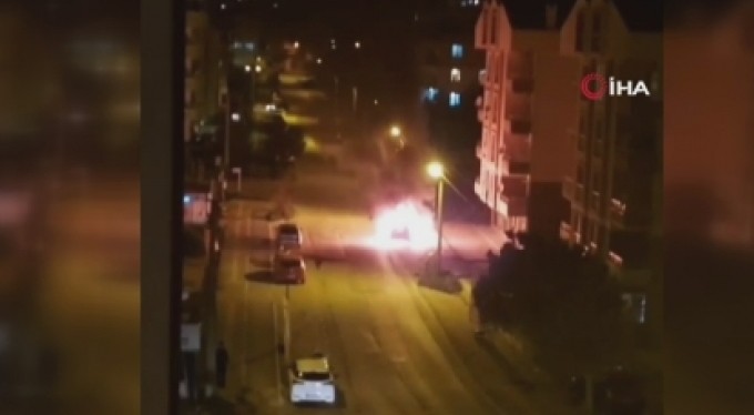 Park halindeki otomobil alev topuna döndü