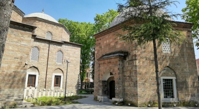 Bursa'da türbeye çirkin saldırı