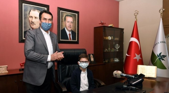 Başkan Dündar, koltuğu çocuklara devretti