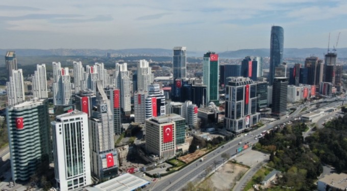 23 Nisan'da gökdelenler Türk bayraklarıyla donatıldı