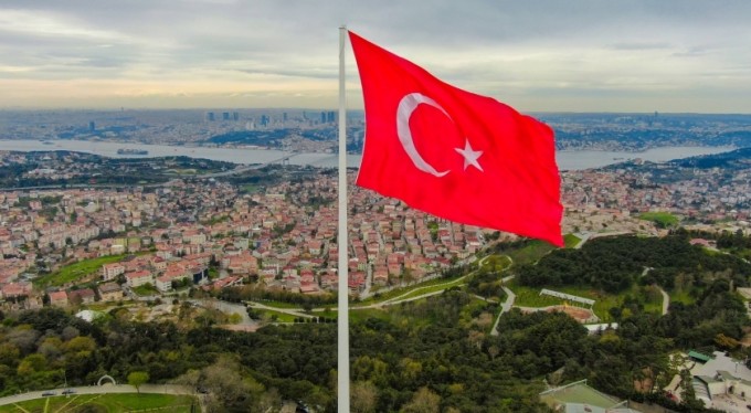 Çamlıca Tepesi'ne dev Türk bayrağı!