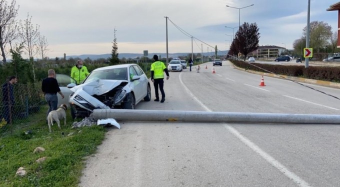Bursa'daki kaza yolu trafiğe kapattı