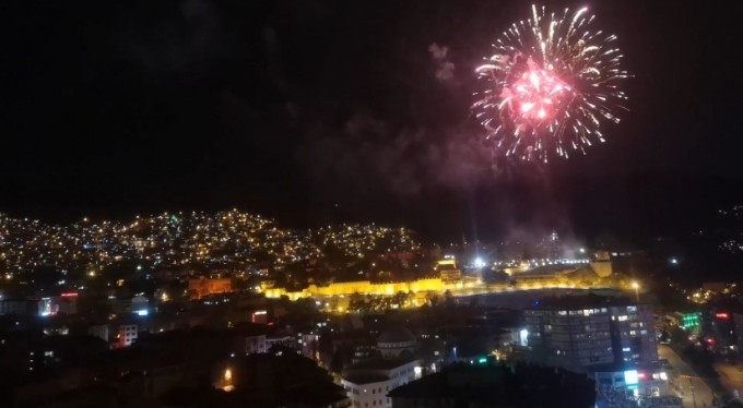 Gökyüzü çocuklar için renklendi