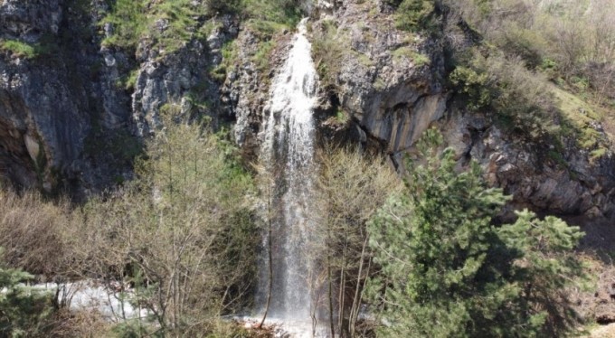 Bursa'da yoğun yağış sonrası 15 metrelik şelale oluştu