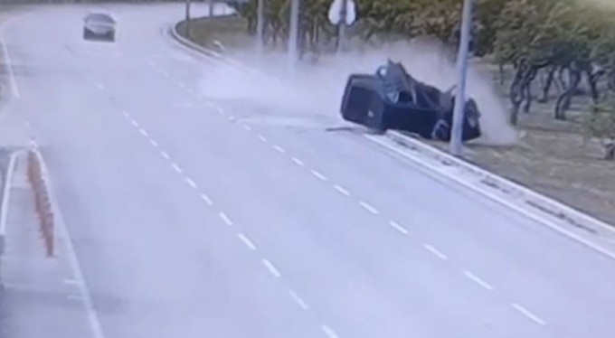 İkiye ayrılan otomobilden çıkıp arkadaşını kontrol etti