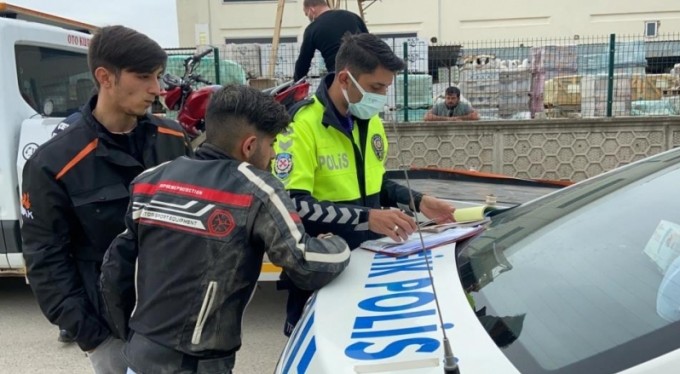 Motosikletten düştü yakayı ele verdi