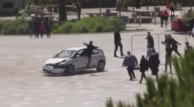 Arabayı uçan tekmeyle durdurdu