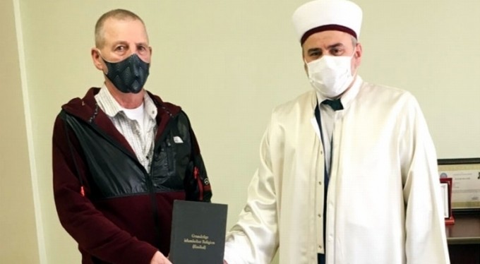 İslam'ı araştırınca müslüman oldu