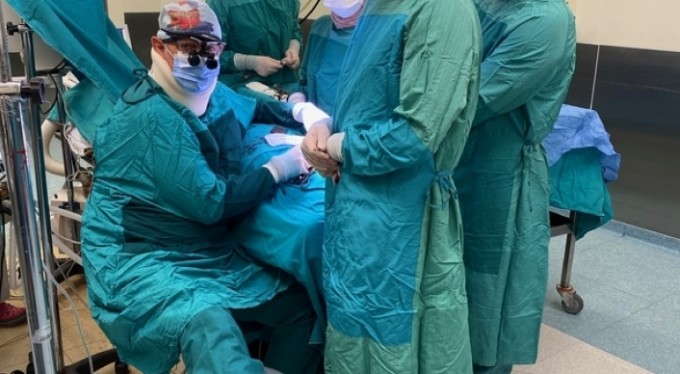 Kahraman doktor ameliyatta fenalaştı, serum takıp operasyona devam etti