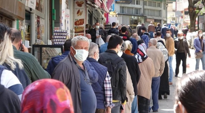 Vatandaş kapanmayı abarttı, et kuyruğu uzadı, mesafe hiçe sayıldı