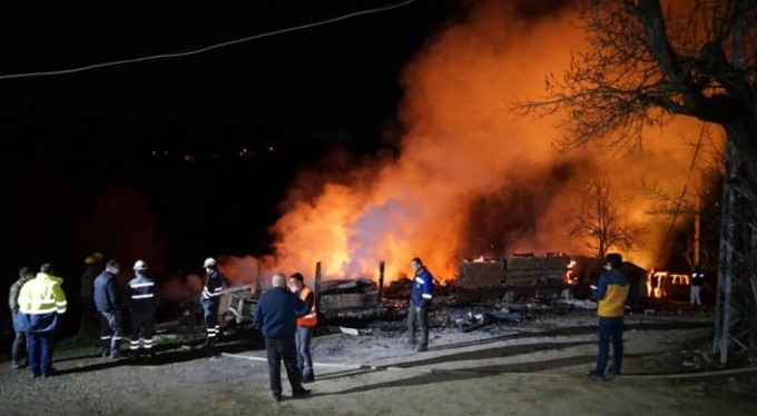 Yükselen alevler, kaçmalarına müsaade etmedi, anne ve kızı yanarak can verdi