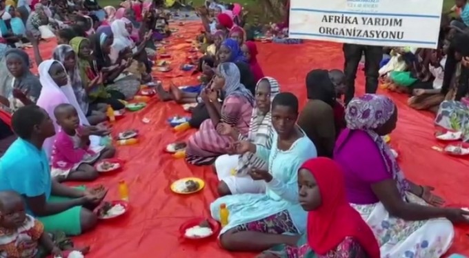 Bu hareket alkışlanır; düğün yemeği yerine Afrikalı mazlumlara iftar verdiler