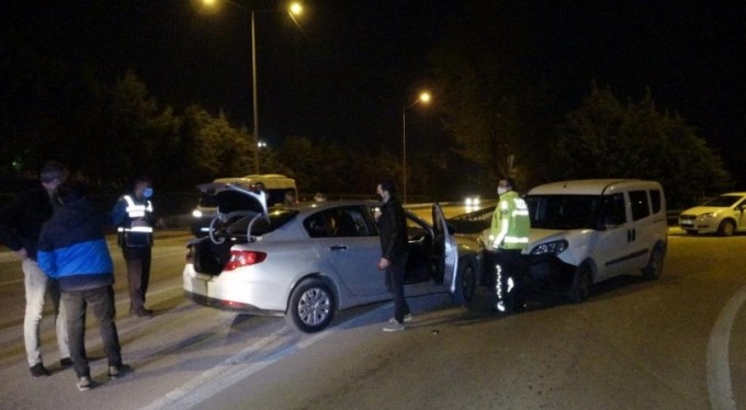 Uyuşturucu partisi, polis aracına çarpınca bitti