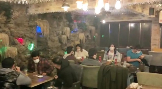 Millet can derdinde, onlar keyif peşinde