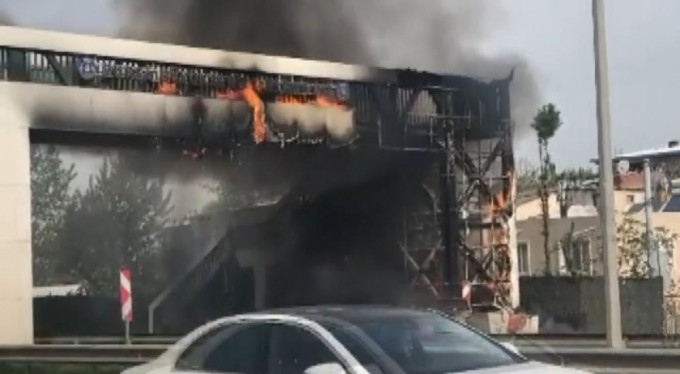 Bursa'da korku dolu anlar...Üst geçit alev alev yandı