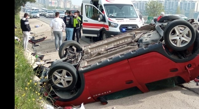 Zincirleme kazada takla attı, ölümden döndüler