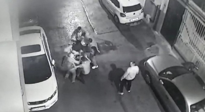 Gürültücü komşuyu uyardılar, aile boyu dayak yediler