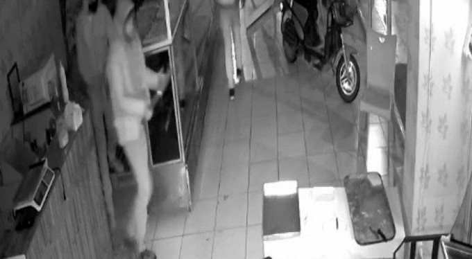 Şaşkın hırsızlar, aradıklarını bulamayınca 1 tepsi baklava çaldılar