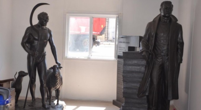 Sokaklarda heykel dönemi başlıyor, ilk heykel Tarzan Kemali'in