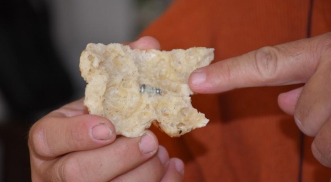 Ramazan pidesinin içinden çıkan malzeme şaşırttı