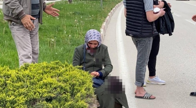 Otomobilin çarptığı kadın acı içinde, ambulans bekledi