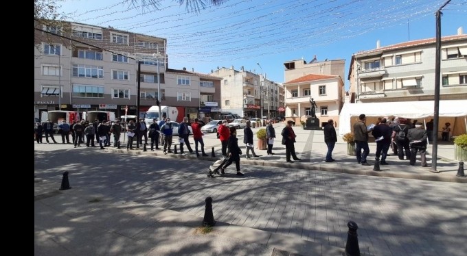 E-devletten de alınabiliyordu, ama kuyruğa girdiler